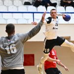 Karlo Čajić (MRK Trogir) šutira u skoku protiv Čakovca